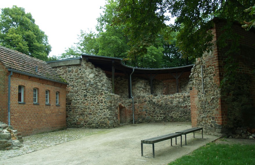Burg Eisenhardt -  Der Gefängnishof mit Süd-West-Rondell